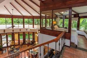 المنشأة من الداخل