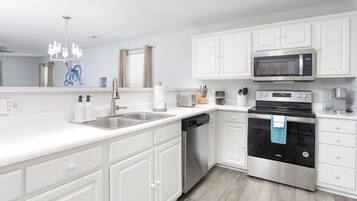 Geladeira, micro-ondas, fogão, cooktop