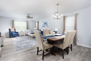 Interior - Gorgeous 3bd - No Stairs - Pawleys Island True Blue Golf, Pools and 1 mile Beach (Pawleys Island)