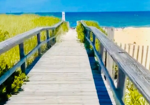 Vlak bij het strand, ligstoelen aan het strand, strandlakens