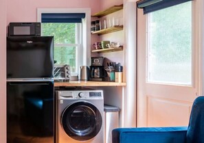 Réfrigérateur, micro-ondes, lave-vaisselle, cafetière/bouilloire
