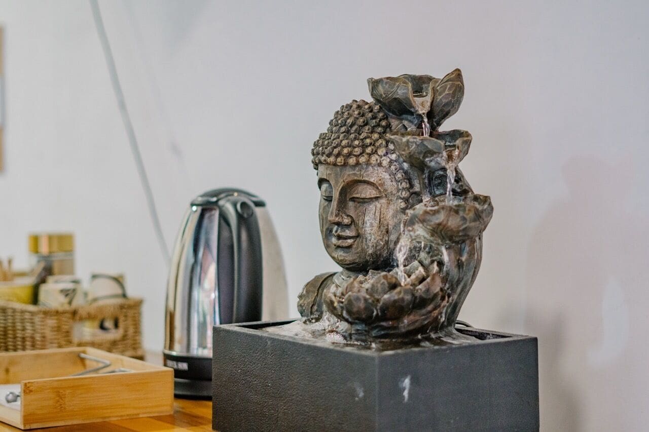 Una estatua de Buda sobre un pedestal.