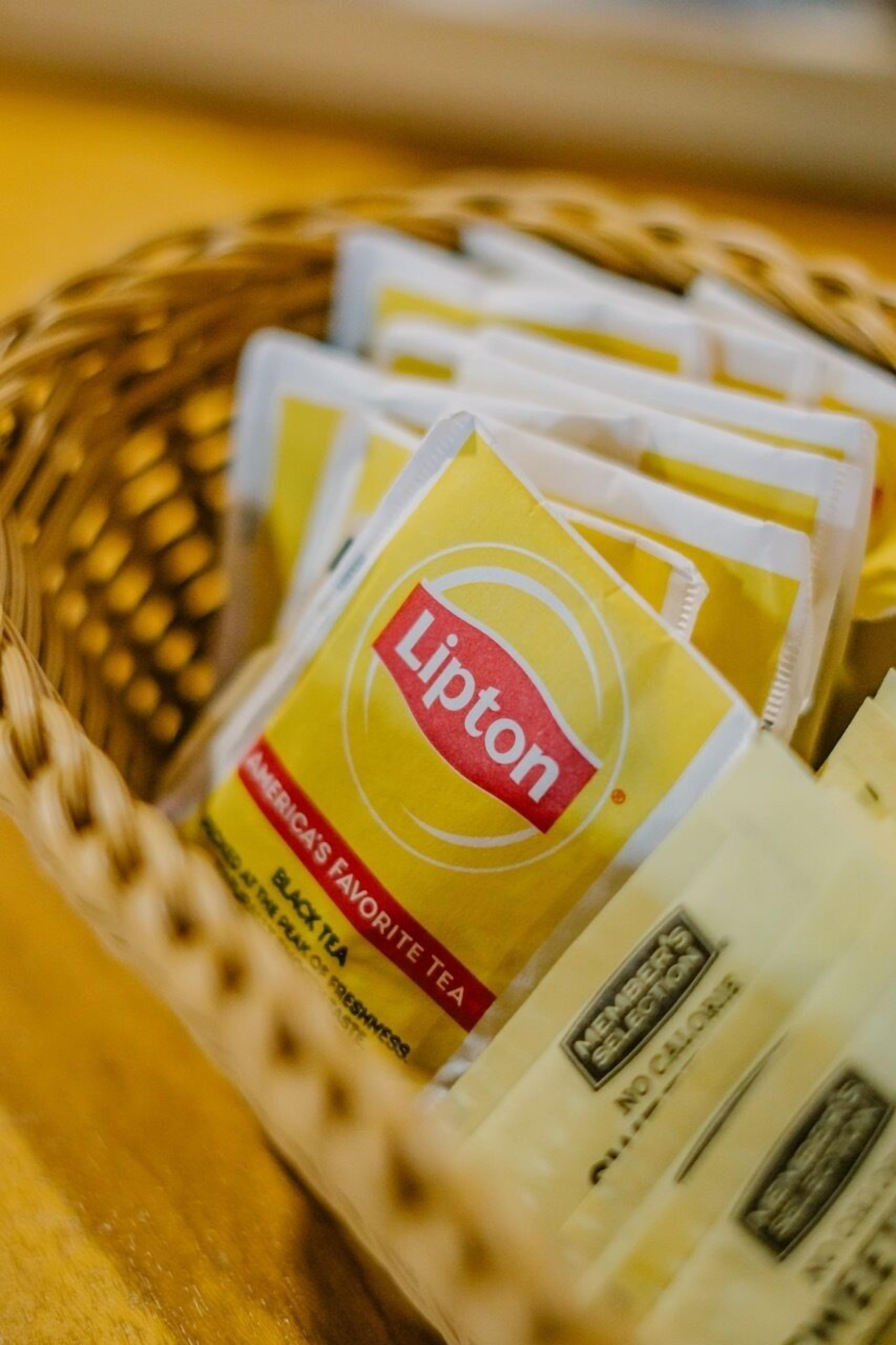 A basket containing Lipton tea packets and a white box labeled "No Calories."