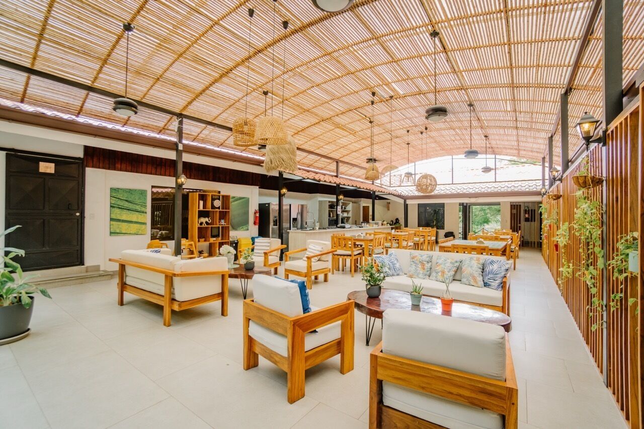 Televisión de pantalla plana de 30 pulgadas con canales por cable 