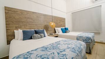 Habitación cuádruple estándar, 2 camas matrimoniales, para no fumadores | Wifi gratis y ropa de cama