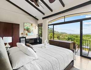 8 Schlafzimmer, Schreibtisch, Bügeleisen/Bügelbrett, Reisekinderbett