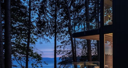 Tsuga Beach Inn - Waterfront Retreat - NEW - Salal Suite