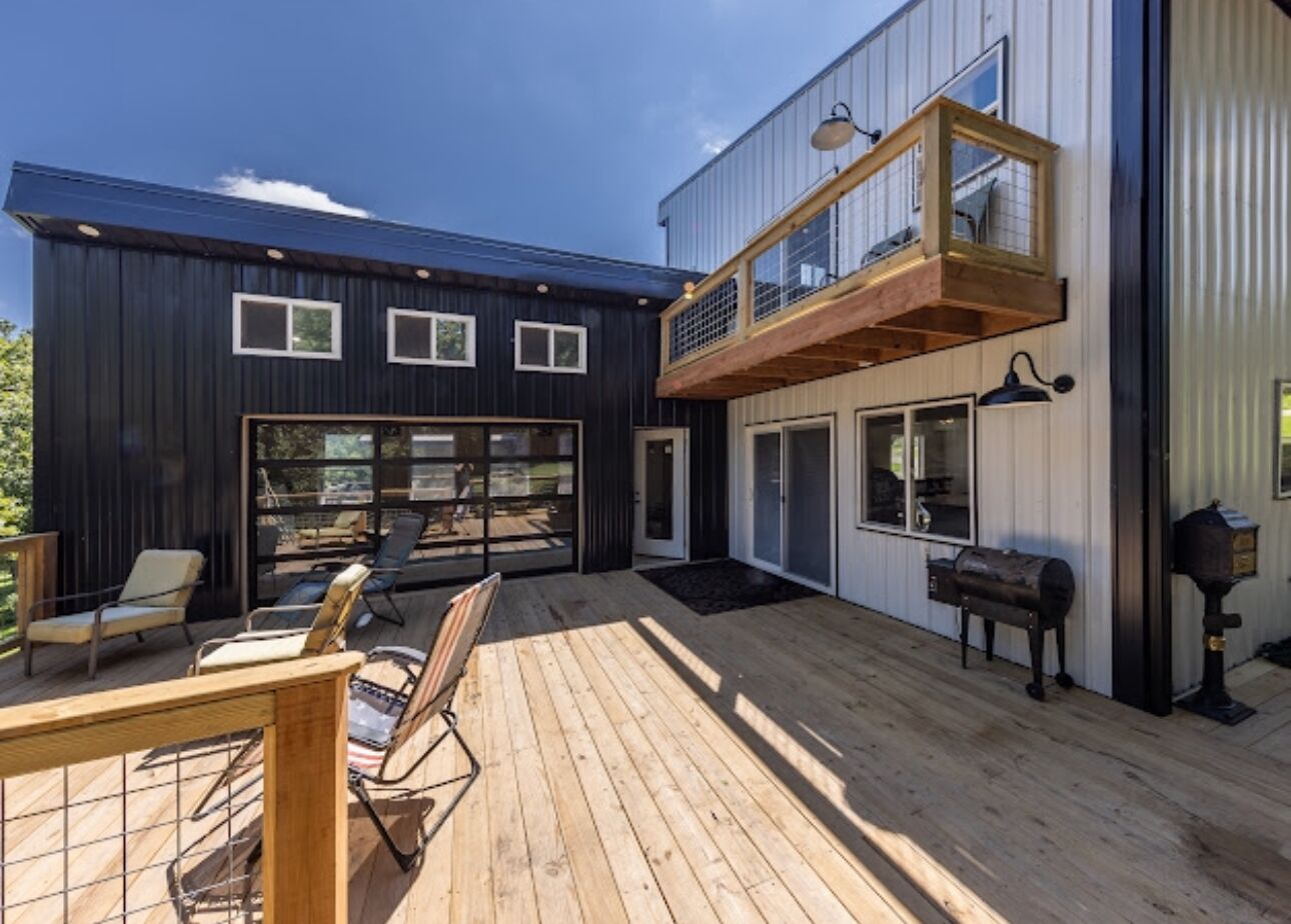Beautiful 2-bedroom lake house sleeps 6, Dock,    Pool not available! 