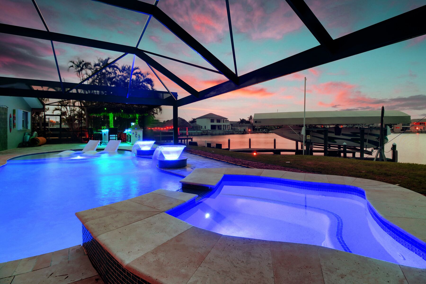 Neptune's Villa: Heated Pool, Canalfront, Spa, Outdoor Kitchen, Screened Lanai