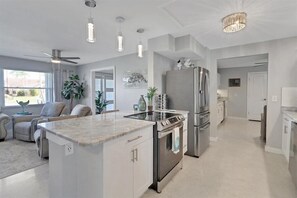 Kylskåp, mikrovågsugn, ugn och spishäll