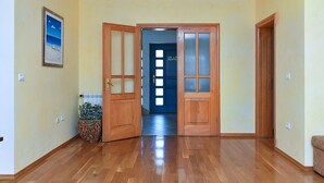 A hallway with wooden doors, a radiator, and a potted plant. - House 2326/110968 (Istria - Vodnjan), 5000m from the beach (Vodnjan)