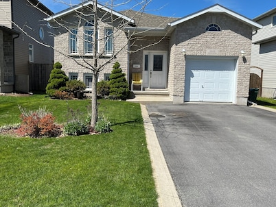 Big & Charming Bungalow Getaway (nearby Walmart, LCBO, Beer Store, Mall, etc.)