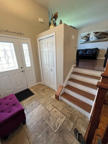 Big & Charming Bungalow Getaway (nearby Walmart, LCBO, Beer Store, Mall, etc.)