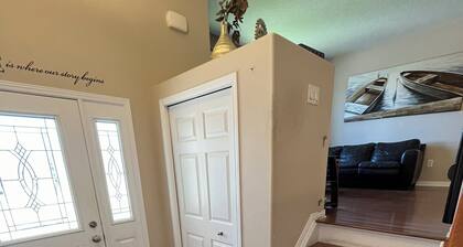 Big & Charming Bungalow Getaway (nearby Walmart, LCBO, Beer Store, Mall, etc.)