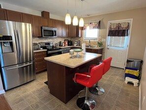 Jääkaappi, mikroaaltouuni, uuni, liesi