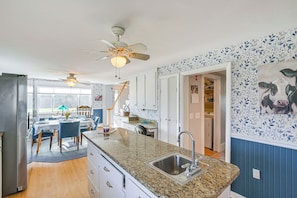 Jääkaappi, mikroaaltouuni, liesi, astianpesukone
