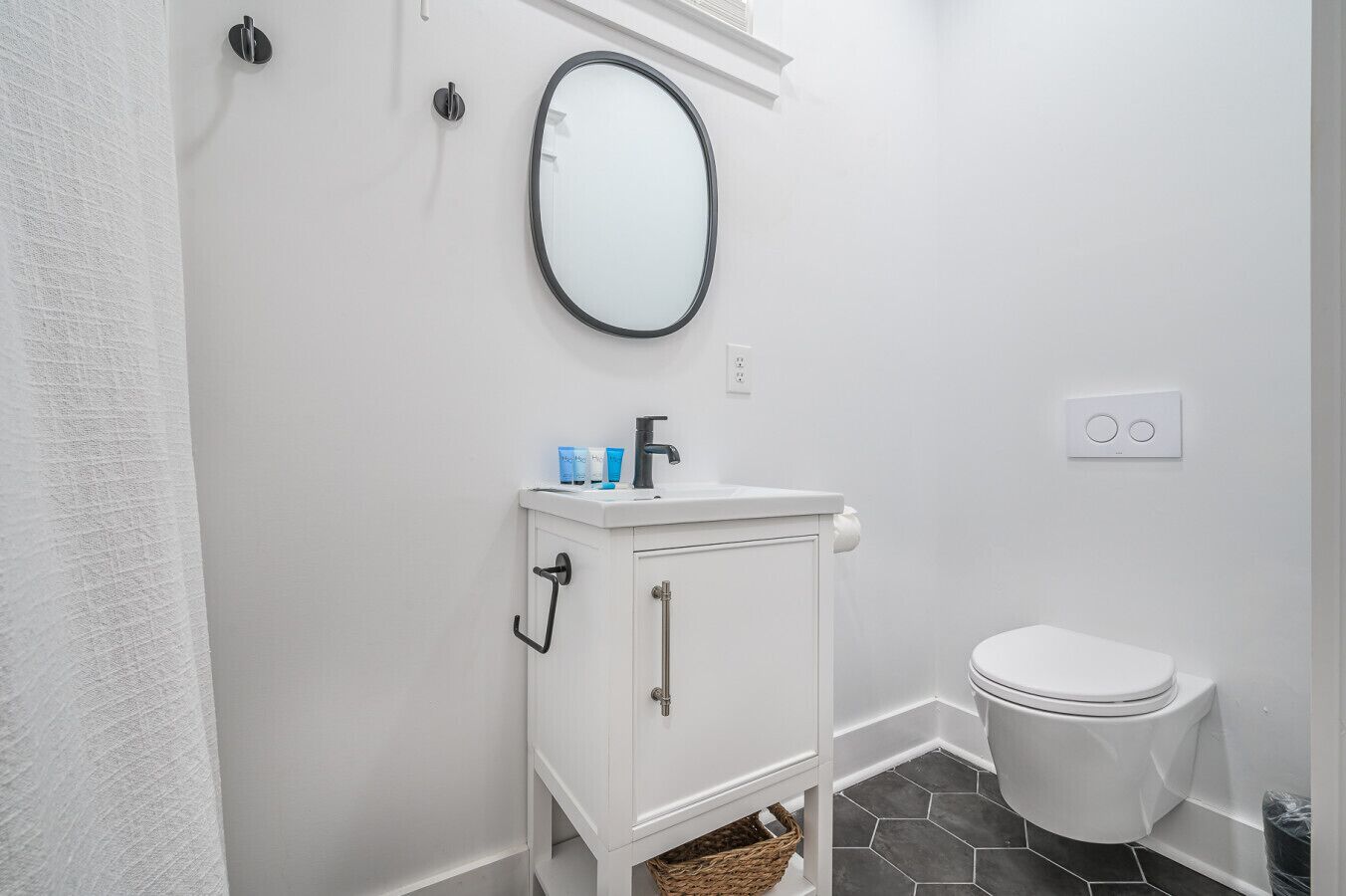 Ein Badezimmer mit Waschbecken, Spiegel und Toilette.