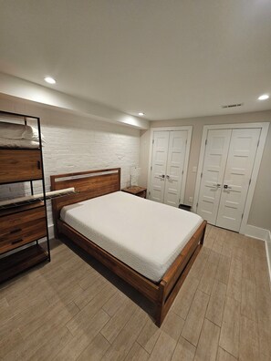 2 quartos, ferros/tábuas de passar roupa, Wi-Fi, roupa de cama