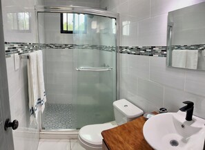 Toalhas de banho, sabonete, shampoo, papel higiênico