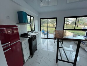 Micro-ondes, four, plaque de cuisson, cafetière/bouilloire