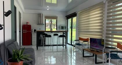 Cozy familizy-sized apartment, downstairs, with large patio - Alto Boquete