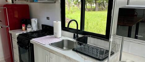 Micro-ondes, four, plaque de cuisson, cafetiĂšre/bouilloire