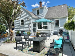 Outdoor dining - Happy Bungalow. Cozy Historic Charmer- Walk to Town, Parks and Trails!  (Auburn Hills)