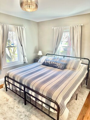 3 bedrooms, desk, iron/ironing board, travel cot - Happy Bungalow. Cozy Historic Charmer- Walk to Town, Parks and Trails!  (Auburn Hills)