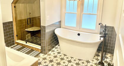 Happy Bungalow. Cozy Historic Charmer- Walk to Town, Parks and Trails!