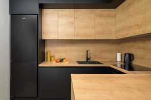 Een koelkast, een oven, een kookplaat, een vaatwasser