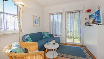 Een televisie en een stereo