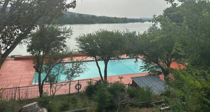 River, swimming Pool, Tennis, Kayaking, Dining, Walking/Running Trails, Views