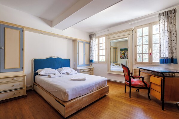 4 habitaciones, escritorio, tabla de planchar con plancha y wifi 