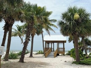 Beach nearby - Updated and Private| 167 Mandalay Oasis: 3BR, (Fort Myers Beach)