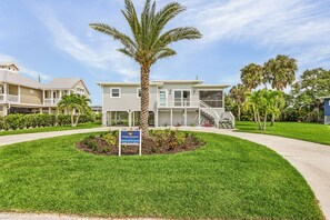 Exterior - Updated and Private| 167 Mandalay Oasis: 3BR, (Fort Myers Beach)