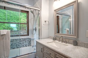 Douche, sĂšche-cheveux, bidet, serviettes fournies