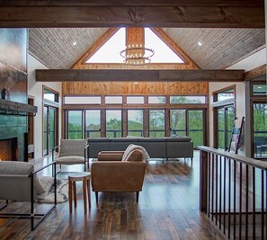 スマートテレビ、暖炉、書斎 / ワークスペース