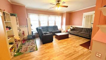 Téléviseur connecté, table de baby-foot, livres, imprimante