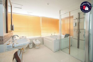 Superior Double Room, 2 Queen Beds | Bathroom - Darling Harbour Residence - Pattaya (Pattaya)