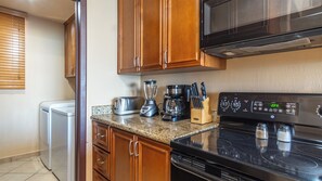 Een koelkast, een magnetron, een oven, een kookplaat