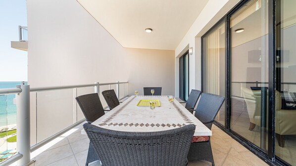 Outdoor dining - Las Palomas Opalo 1003 2BR 2BA Unit. (Puerto Peñasco)