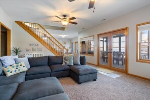 Smart-TV, Bücher, Videothek, Arbeitsbereiche