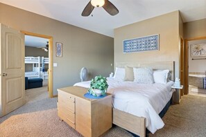 4 bedrooms, desk, iron/ironing board, travel crib - Lakefront w/ Views, Kayak & Private Dock (Climax Springs)