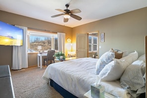 4 bedrooms, desk, iron/ironing board, travel crib - Lakefront w/ Views, Kayak & Private Dock (Climax Springs)