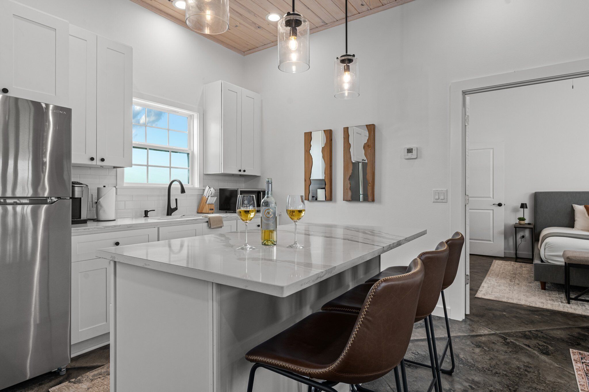 Refrigerador, microondas, cafetera y tetera y toallas de papel 