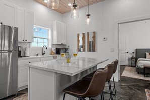 Réfrigérateur, micro-ondes, cafetière/bouilloire, serviettes en papier