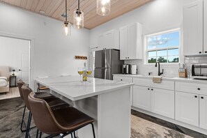 Kühlschrank, Mikrowelle, Wasserkocher mit Kaffee-/Teezubehör