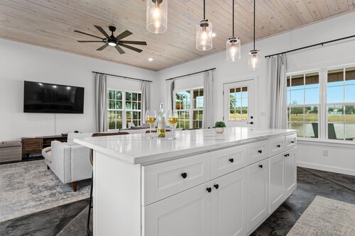Cross Mountain Bridal Cottage  | Romantic Tub, Walk-In Shower & Pond Views