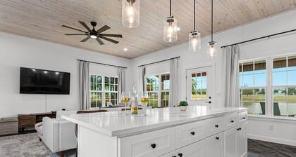 Cross Mountain Bridal Cottage | Romantic Tub, Walk-In Shower & Pond Views