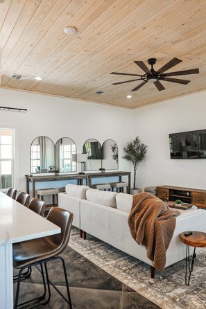 Interior - Cross Mountain I 12 Cottages Great For Gatherings (Fredericksburg)